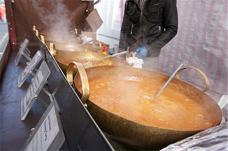 Midsection of a young man cooking Thai food at street stall Fotografie stock - Premium Royalty-Free, Codice: 693-06121307