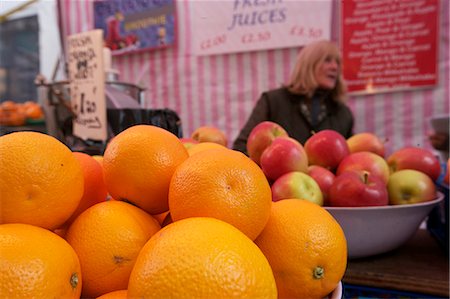 Gros plan d'orange fraîche avec pile d'apple dans le marché Photographie de stock - Premium Libres de Droits, Code: 693-06121302