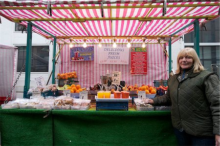 Portrait d'un propriétaire de décrochage heureux fruits supérieurs au marché Photographie de stock - Premium Libres de Droits, Code: 693-06121303