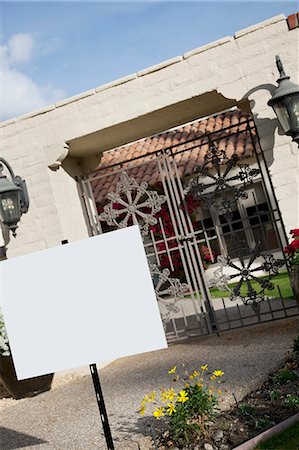 Enseigne en face de la porte d'entrée Photographie de stock - Premium Libres de Droits, Code: 693-06324004