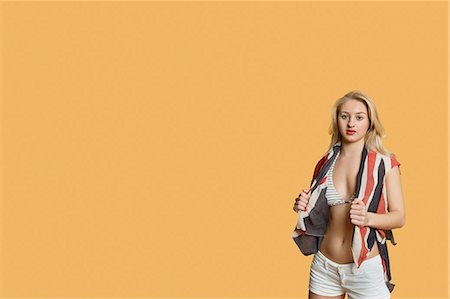 proud flag - Portrait d'une jeune femme avec le drapeau britannique sur le fond coloré Photographie de stock - Premium Libres de Droits, Code: 693-06324130