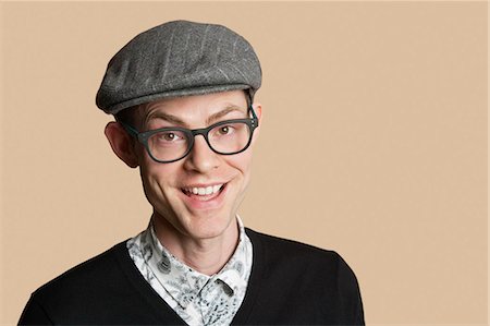 Porträt einer fröhlich Mitte erwachsenen Mann mit retro Brille über farbigen Hintergrund Stockbilder - Premium RF Lizenzfrei, Bildnummer: 693-06324158