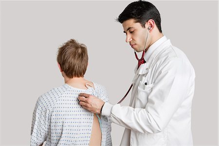 Indian doctor examining male patient Foto de stock - Sin royalties Premium, Código: 693-06324315