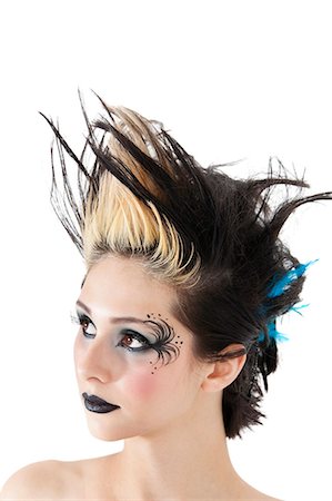 Gros plan de femme gothique avec le maquillage et les cheveux hérissés sur fond blanc Photographie de stock - Premium Libres de Droits, Code: 693-06324412