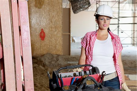 Portrait du jeune architecte portant le casque de sécurité permanent avec la boîte à outils Photographie de stock - Premium Libres de Droits, Code: 693-06324434