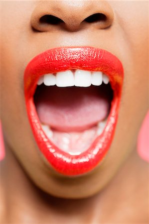 Coup de détail d'une femme afro-américaine avec la bouche ouverte Photographie de stock - Premium Libres de Droits, Code: 693-06324644