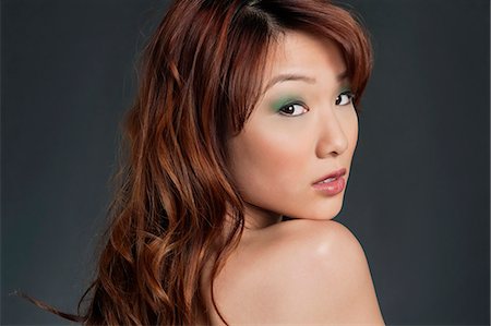simsearch:693-06379860,k - Schöne junge chinesische Frau Rückblick auf farbigem Hintergrund Stockbilder - Premium RF Lizenzfrei, Bildnummer: 693-06324667