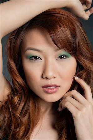 simsearch:693-06324673,k - Portrait de sexy jeune femme chinoise avec fard à paupières Photographie de stock - Premium Libres de Droits, Code: 693-06324663