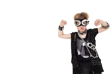 Vue de face de punk kid portant des lunettes de pilotes avec poing levé sur fond blanc Photographie de stock - Premium Libres de Droits, Code: 693-06324812