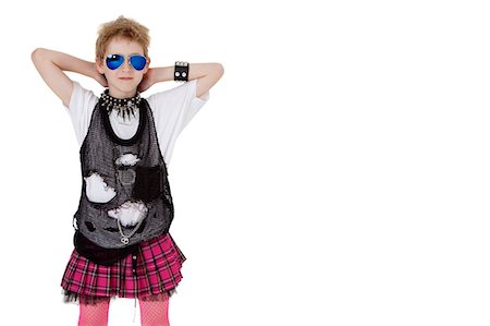 Portrait de punk kid costumées avec les mains derrière la tête, sur fond blanc Photographie de stock - Premium Libres de Droits, Code: 693-06324844