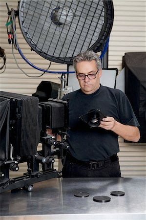 simsearch:693-06324870,k - Front view of a technician in photographer's studio Stock Photo - Premium Royalty-Free, Code: 693-06324870