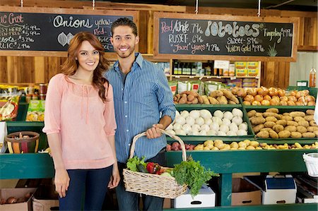 simsearch:693-06324917,k - Portrait of a happy young couple in vegetable market Fotografie stock - Premium Royalty-Free, Codice: 693-06324918