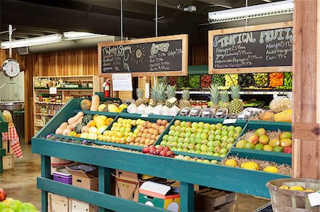 shop sign - Fresh fruits stall with text on blackboard in supermarket Foto de stock - Sin royalties Premium, Código: 693-06324956