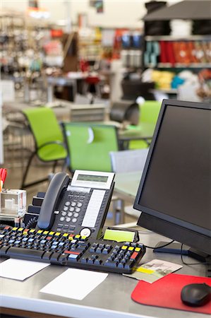 Computer with landline phone in store counter Foto de stock - Sin royalties Premium, Código: 693-06325053