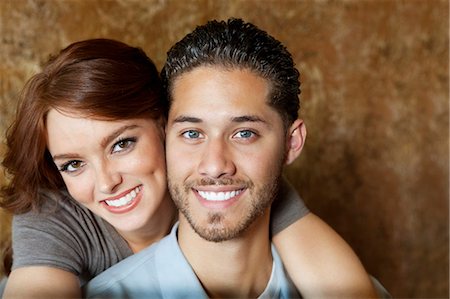 palm desert - Close-up of beautiful young woman hugging man from behind Foto de stock - Sin royalties Premium, Código: 693-06325112