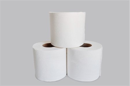 Vue rapprochée de la pile de papier de toilette sur fond blanc Photographie de stock - Premium Libres de Droits, Code: 693-06325159