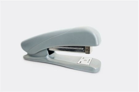 Close-up view of office stapler over white background Foto de stock - Royalty Free Premium, Número: 693-06325162