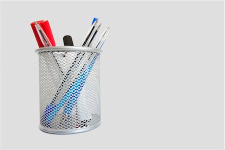 pen (writing instrument) - Close-up view of a pen holder over white background Foto de stock - Sin royalties Premium, Código: 693-06325163