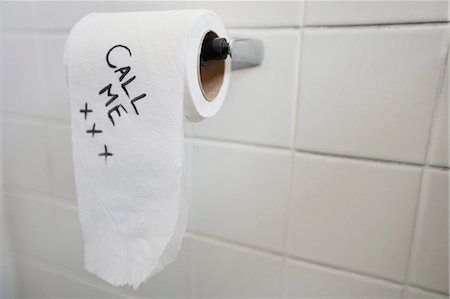 Close-up of toilet paper with text in bathroom Fotografie stock - Premium Royalty-Free, Codice: 693-06325176