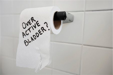 Close-up of toilet paper roll with text asking about bladder issues Fotografie stock - Premium Royalty-Free, Codice: 693-06325177