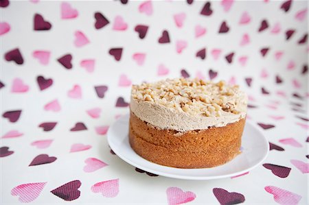 simsearch:693-06325239,k - Close-up of birthday cake over heart shaped background Foto de stock - Sin royalties Premium, Código: 693-06325237