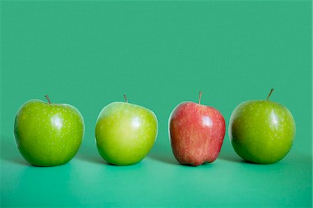 Row of red and green apples over colored background Foto de stock - Sin royalties Premium, Código: 693-06325258