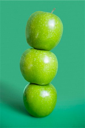 Stack of green apples over colored background Foto de stock - Sin royalties Premium, Código: 693-06325259