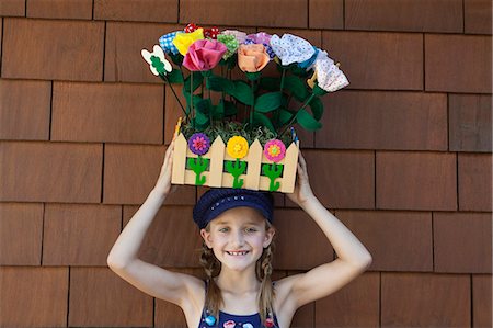fake flowers - Portrait of little girl carrying artificial flowers in wooden crate on head Foto de stock - Sin royalties Premium, Código: 693-06378796