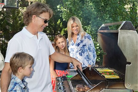 palm springs - Family of four barbecuing Foto de stock - Sin royalties Premium, Código: 693-06378801