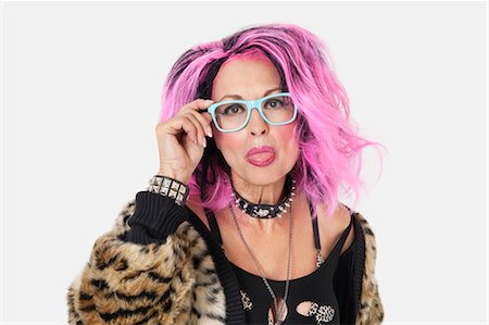 Portrait de haut punk féminin qui sort la langue sur fond gris Photographie de stock - Premium Libres de Droits, Code: 693-06378959