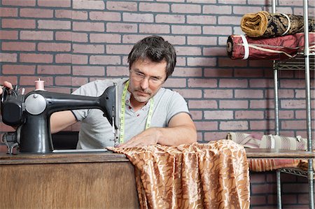 professional (pertains to traditional blue collar careers) - Mature male dressmaker stitching cloth on sewing machine Foto de stock - Sin royalties Premium, Código: 693-06379006