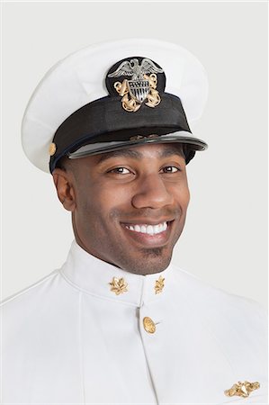 Portrait of happy, young African American military officer, studio shot on gray background Foto de stock - Royalty Free Premium, Número: 693-06379098