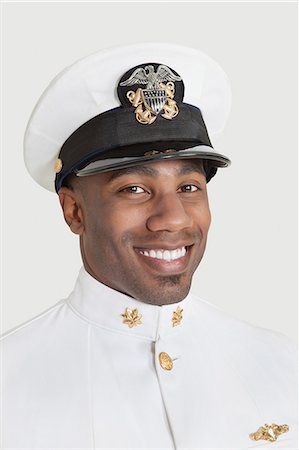 soldat - Portrait d'un jeune officier de marine américaine African American heureux sur fond gris Photographie de stock - Premium Libres de Droits, Code: 693-06379098