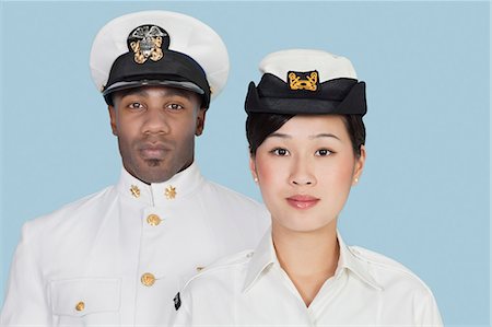 Portrait de deux officiers de la marine américaine multiethniques sur fond bleu clair Photographie de stock - Premium Libres de Droits, Code: 693-06379107