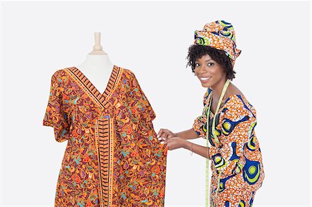 schneiderin - Porträt ein Afroamerikaner weibliche Modedesigner arbeiten an Dashiki über den grauen Hintergrund Stockbilder - Premium RF Lizenzfrei, Bildnummer: 693-06379247