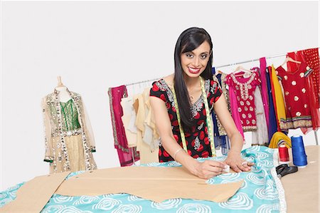 Portrait of beautiful Indian female fashion designer working Foto de stock - Sin royalties Premium, Código: 693-06379275