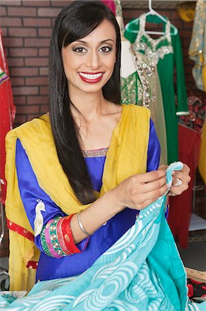 simsearch:693-06379304,k - Portrait of an Indian female dressmaker holding sari Foto de stock - Royalty Free Premium, Número: 693-06379307