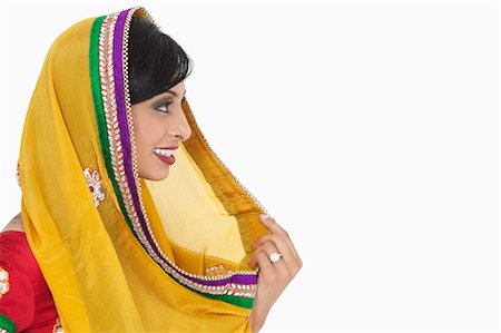 simsearch:693-06379274,k - Side view of Indian female holding dupatta over white background Fotografie stock - Premium Royalty-Free, Codice: 693-06379339