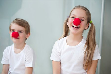 Portrait of children wearing clown noses Foto de stock - Sin royalties Premium, Código: 693-06379435