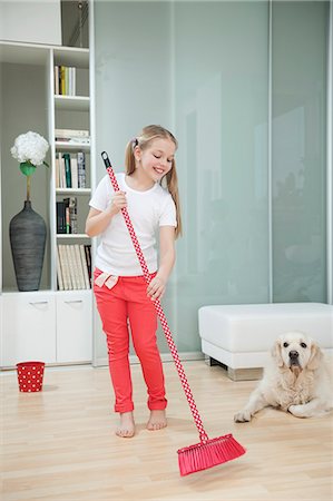 Girl sweeping the floor Foto de stock - Sin royalties Premium, Código: 693-06379431