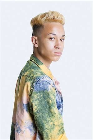 Portrait of a trendy teenage boy over gray background Foto de stock - Sin royalties Premium, Código: 693-06379495