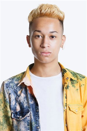 simsearch:649-06353191,k - Portrait d'un adolescent très tendance avec une chemise déboutonnée sur fond gris Photographie de stock - Premium Libres de Droits, Code: 693-06379493