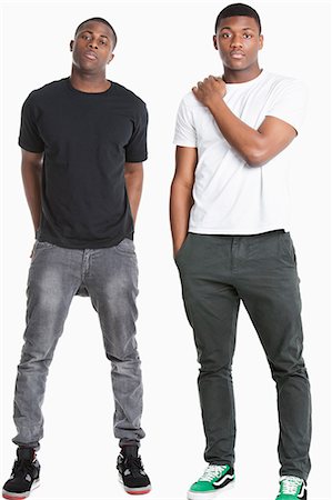 Portrait de deux jeunes hommes dans les emplois temporaires sur fond gris Photographie de stock - Premium Libres de Droits, Code: 693-06379523