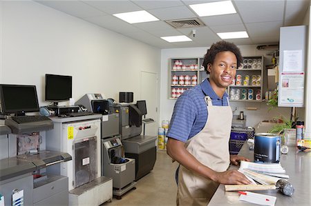 Portrait d'un homme afro-américain à la section de peinture au super marché Photographie de stock - Premium Libres de Droits, Code: 693-06379637