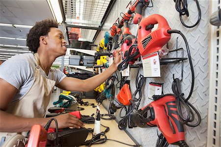 African American man working in an electronics store Foto de stock - Sin royalties Premium, Código: 693-06379633