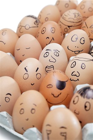 Various facial expressions painted on brown eggs arranged in carton Foto de stock - Sin royalties Premium, Código: 693-06379768