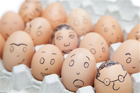 egg tray - Diverses expressions du visage peintes sur des œufs bruns dans la boîte à œufs Photographie de stock - Premium Libres de Droits, Code: 693-06379762