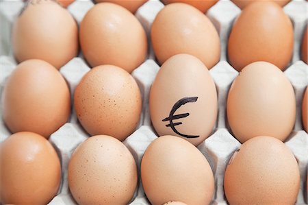 euro symbol - Euro sign on egg surrounded by plain brown eggs in carton Stock Photo - Premium Royalty-Free, Code: 693-06379774