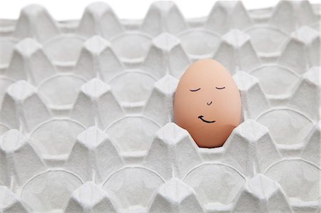 simsearch:632-05604310,k - Anthropomorphic face drawn on brown egg in empty carton Fotografie stock - Premium Royalty-Free, Codice: 693-06379770