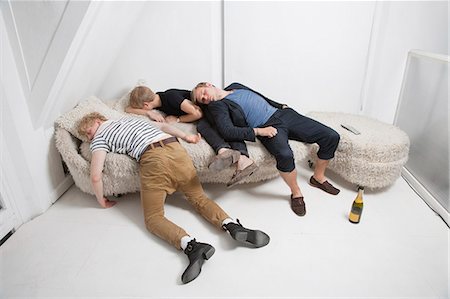 Amis de sexe masculin ivres endormi sur le canapé de fourrure after party Photographie de stock - Premium Libres de Droits, Code: 693-06379913